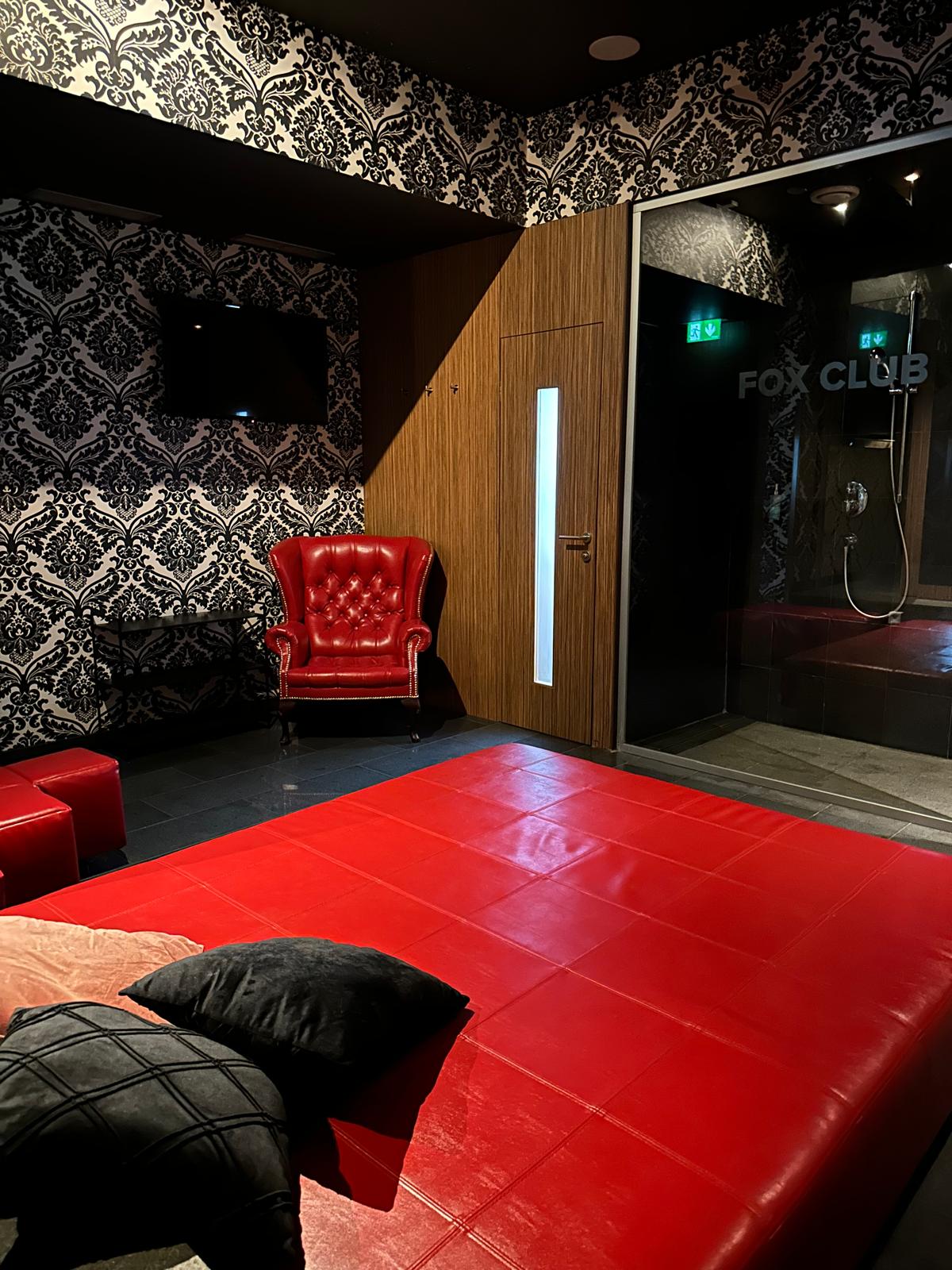 Private Suite mit Vintage-Sessel und FOX CLUB Dusche